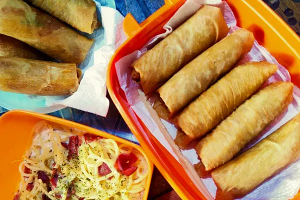 Kotak bekal berisi lumpia isi bihun dan sayur