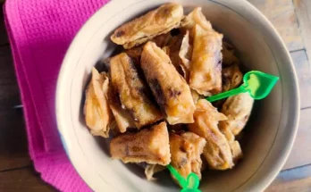 sepiring lumpia mini isi pisang cokelat