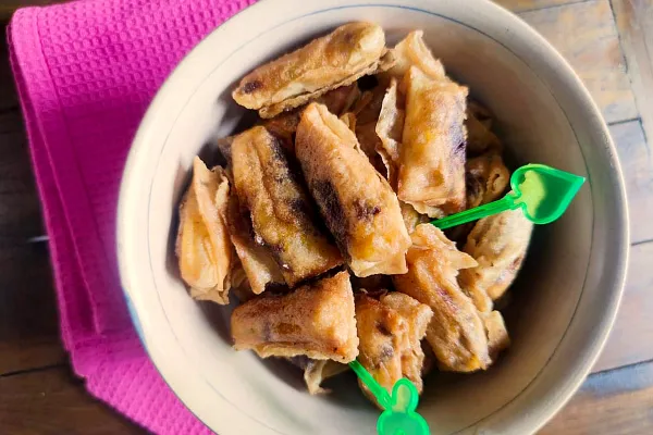 sepiring lumpia mini isi pisang cokelat