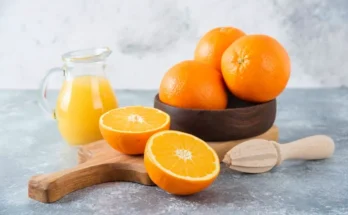 Buah jeruk sunkist, dijus, dipotong dan utuh