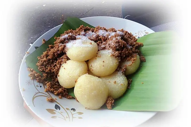 Sepiring oli jepret khas bogor dari singkong dengan taburan serundeng dan gula pasir.