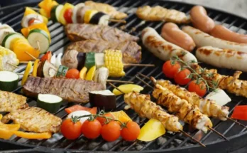 daging, sosis dan aneka sayuran di atas panggangan bbq