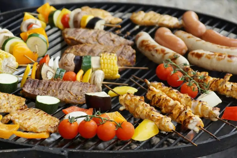 daging, sosis dan aneka sayuran di atas panggangan bbq