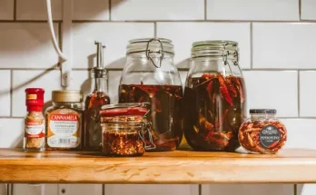 Chili oil disimpan di dalam wadah botol kaca tertutup rapat.