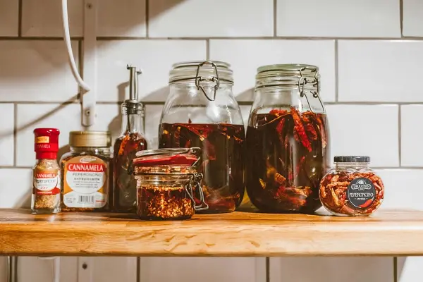 Chili oil disimpan di dalam wadah botol kaca tertutup rapat.