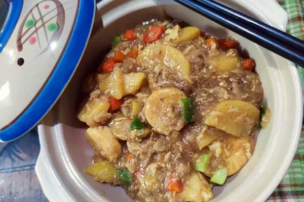 Semangkuk sapo tahu dengan kentang dan wortel
