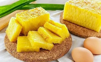 Beberapa potong kue bika ambon di atas tatakan.
