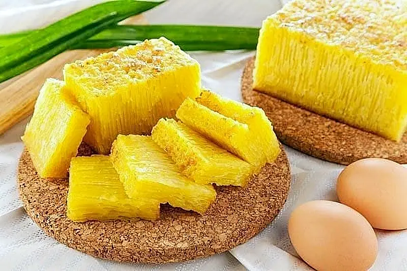 Beberapa potong kue bika ambon di atas tatakan.