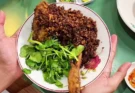Viral Usai Dikunjungi Ariel ‘Noah’ dan Raffi Ahmad, Ini Resep Ayam Goreng Ala Wangi Seruni Bandung yang Berlimpah Rempah!