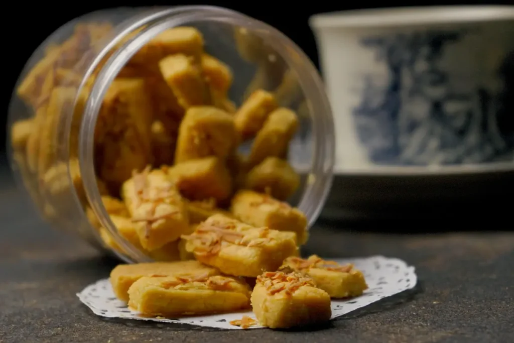 Kue kastengel ditumpahkan dari toples bening