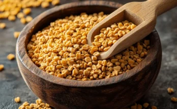 Klabet, kelabat, atau fenugreek dalam wadah kayu