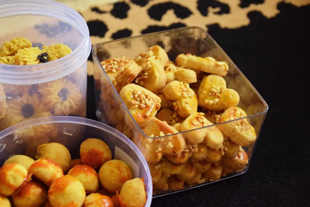 Tiga macam kue kering Lebaran tersaji dalam toples plastik terbuka