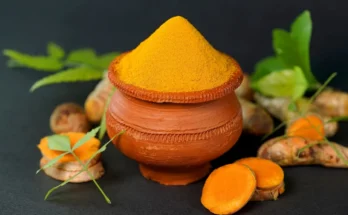 Kunyit dalam bentuk serbuk dan irisan rimpang