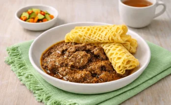 Sepiring roti jala gulai ayam bumbu klabet bersama acar dan secangkir teh