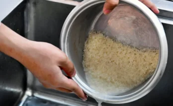 Mencuci beras dan menuangkan air cucian beras