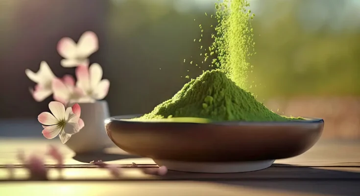 Bubuk matcha dituangkan ke piring tanah liat dan tersorot sinar matahari sehingga memperlihatkan detailnya yang halus.