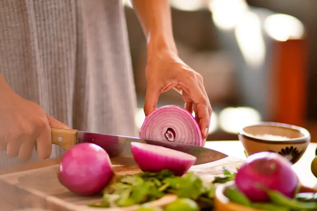 Mengupas dan memotong bawang merah