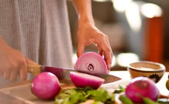 Mengupas dan memotong bawang merah