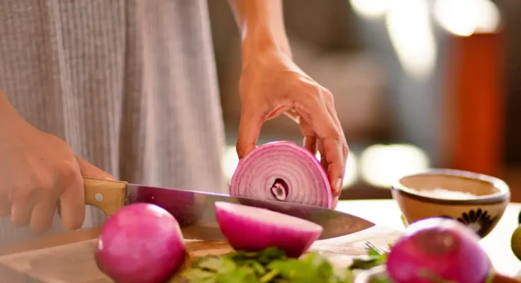 Mengupas dan memotong bawang merah