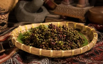 Sekumpulan buah andaliman dalam wadah bambu dan alas kain bermotif khas Batak.