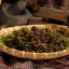 Sekumpulan buah andaliman dalam wadah bambu dan alas kain bermotif khas Batak.