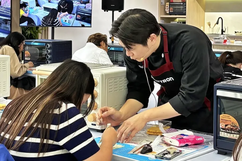 Chef Beng Budiarso tengah mengajari peserta workshop "Bake It Happen" bersama Polytron.