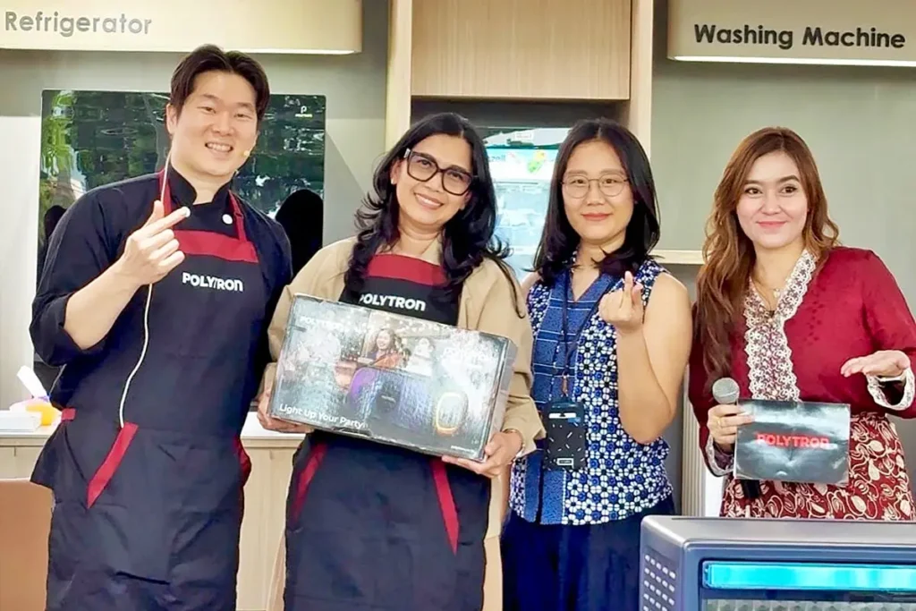 Para peserta workshop Bake It Happen yang diselenggarakan Polytron berfoto bersama Chef Beng Budiarso