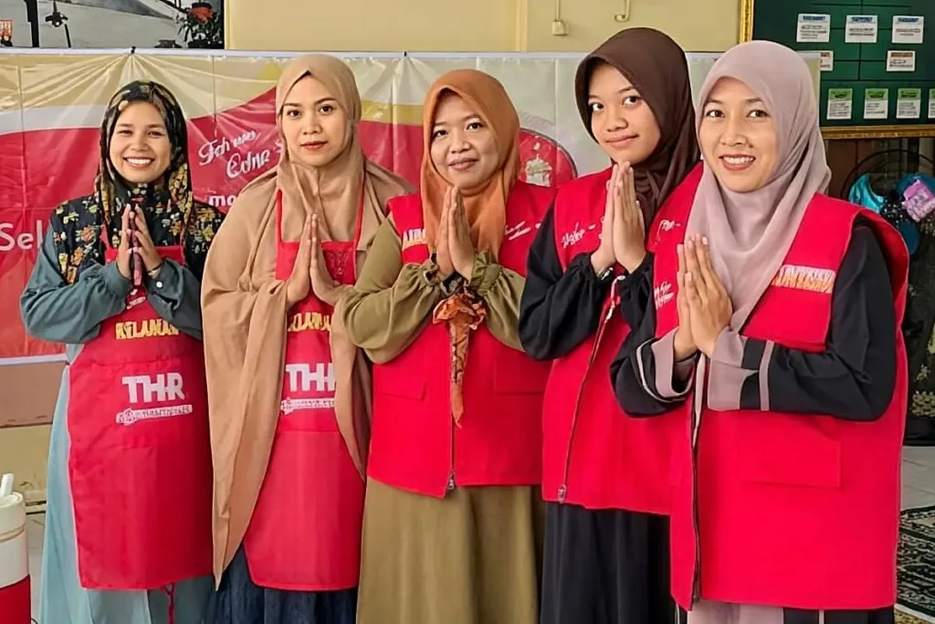 Lima perempuan relawan pada program Teh Celup Sosro Hidupkan Ramadanmu