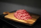 Daging sapi cincang diletakkan di atas talenan