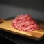 Daging sapi cincang diletakkan di atas talenan