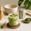 Segelas es matcha, bubuk matcha, dan peralatan seduh matcha
