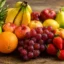 Buah buahan di atas meja. Pisang, apel, jeruk, anggur, pir, nanas, alpukat