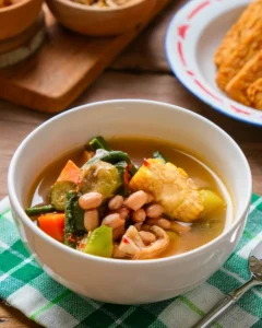 Semangkuk sayur asem di atas meja